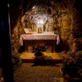 Per� qui, scendendo alcuni gradini, si ha la possibilit� di accedere a una particolare �grotta� che riproduce quella di Lourdes